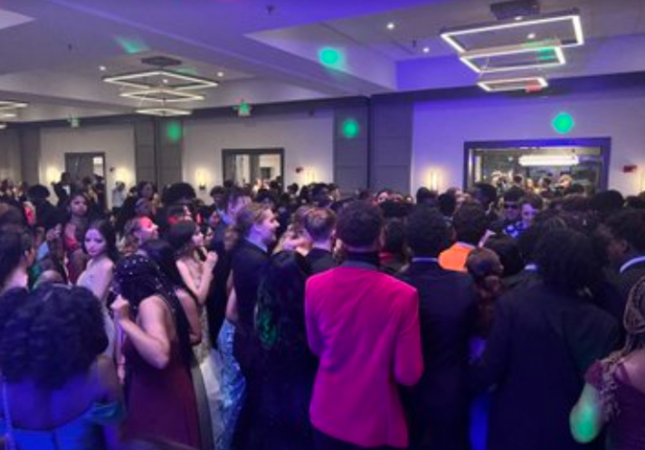 Northwest+students+celebrating+at+prom+2022